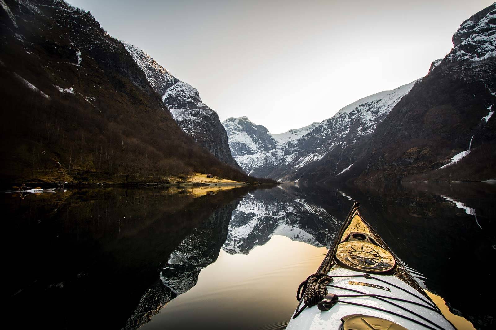 VERDENSARV: Kajakkpadling blir sannsynligvis ikke finere enn dette på denne planeten. Og det er i Nærøyfjorden i Norge. Foto: Rolv-Erik Berge Sommer-i-norge-9