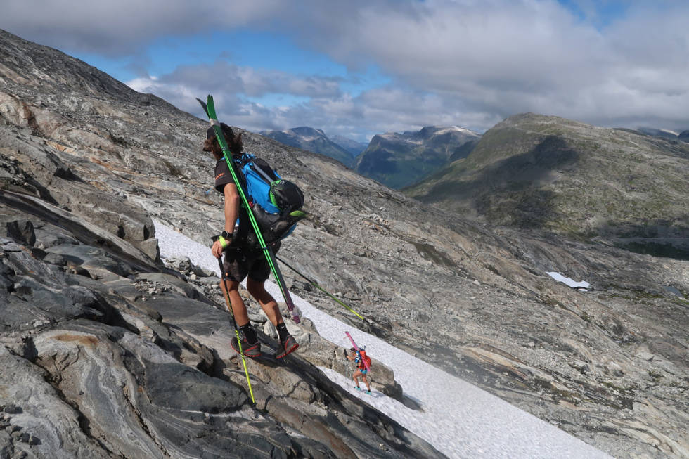 BRE: Skal du kjøre ski hver eneste måned i flere år på rad må du vite hvor snøen er. Dette er Ola Hovdenak og Ellisiv Bræin på tur ved Blåtind 1. august i år. Foto: Bård Smestad topptur sommer ski