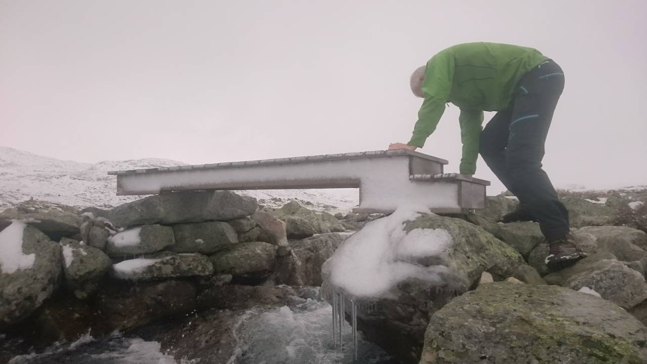 BROARBEID: Geitrygghytta-verten John Wøllo har ansvaret for en del av broene i Skarvheimen. Foto: Marit Wøllo Sommerbroer i fjellet aurlandsdalen