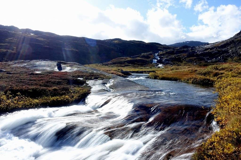 SOMMERBROER I FJELLET: Det kan være fint i fjellet om høsten, men også vått og striere elver. Foto: Marit Wøllo sommerbroer i fjellet skarvheimen