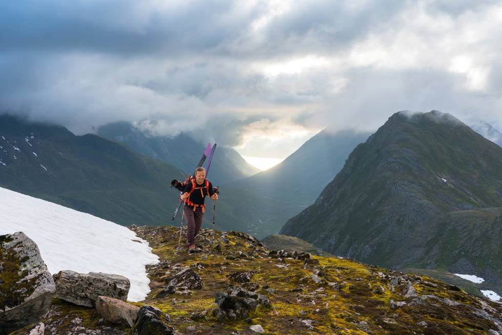 AMFITEATERET: Ein må rekne med å bære skia eit stykke på jonsokaftan. Kaja Wisth Øydgard nærmar seg endeleg snøen under Romedalstinden. Sommertopptur-Romedalstinden-2