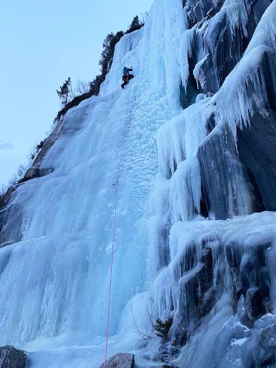 FLÅGET: Sondre Jacobsen klatrer Flåget ved Øvervatnet. Foto: Eivind Jacobsen isklatring nordland