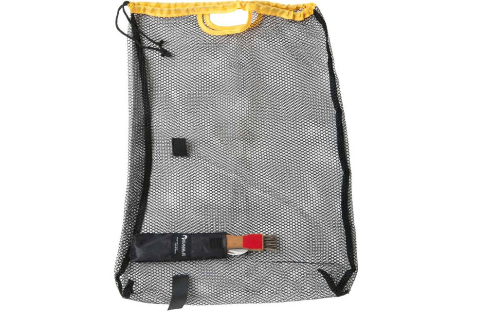 Eagle products sitt soppsankesett finner du hos mange friluftsbutikker til snaue 200 kroner. eagle products soppguide soppveske