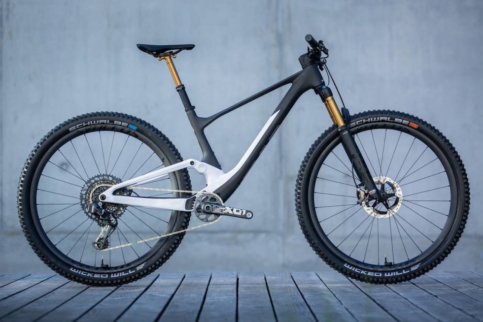 STISYKKEL: Scott Spark 900 Tuned er en lett og kvikk stisykkel med 120 mm vandring bak og 130 mm foran. Scott Spark 2021