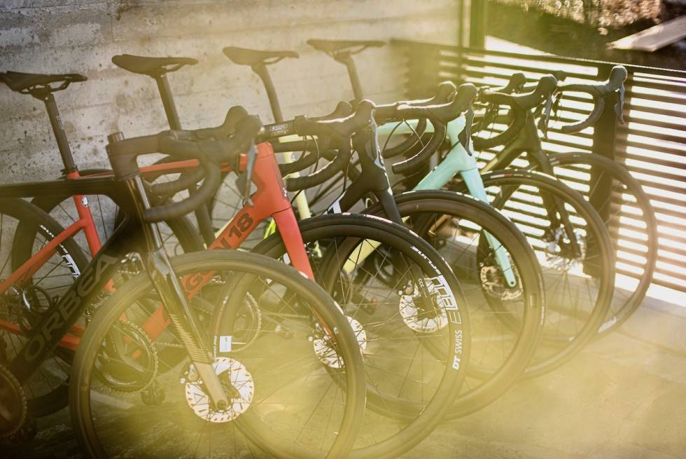 SYKLER I SOLNEDGANG: Syklene har blitt testet samtidig og i tett rekkefølge for virkelig å kjenne forskjellene. Foto: Henrik Alpers Landeveistest- Giant, Argon18, Specialized, BMC, Orbea