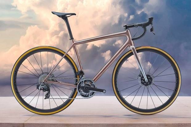 DYR OG LETT: Specialized Aethos koster det hvite ut av øyet, men er angivelig bedre enn Tour de France-racere. Neste år kommer det flere slike sykler. Specialized-aethos