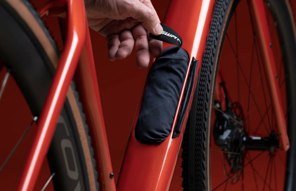 SMART: Reserveslange og verktøy oppbevarer du nå i rammen. Smart løst. specialized diverge swat