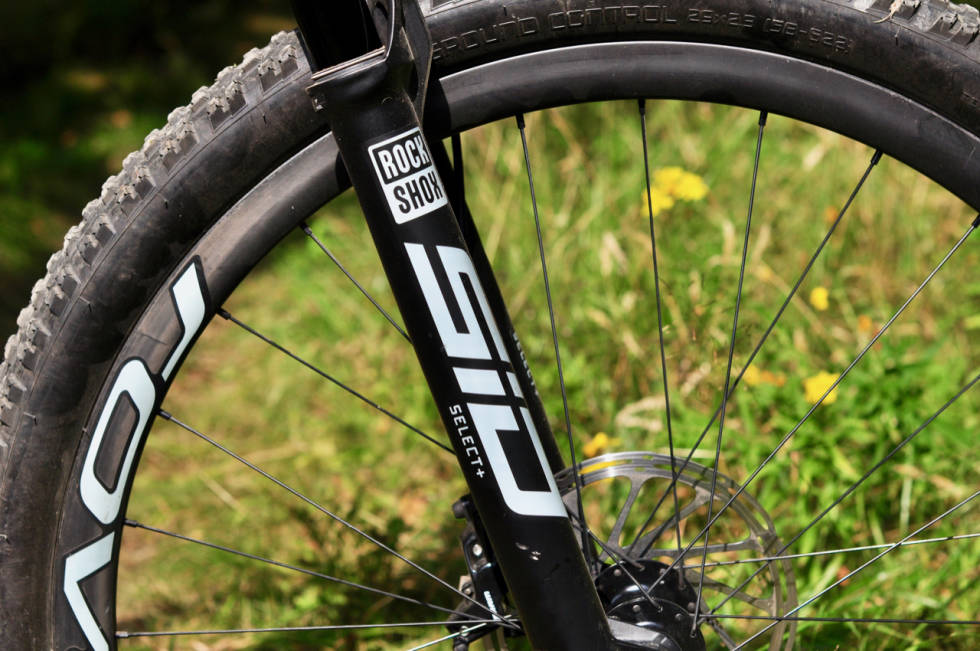 LETT FRONT: Rock Shox SID Select + og flott Roval karbonhjul gir Epic EVO en lett og kvikk følelse i front. Specialized Epic EVO Expert