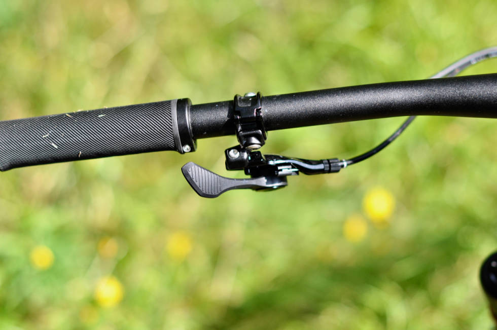 KUN SENKEPINNE: Bryteren på styret er enkel og funksjonell. I valget mellom senkepinnebryter under styret, eller demperlås, ville vi valgt senkepinnebryter hver eneste gang. Specialized Epic EVO Expert