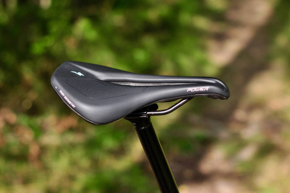 TRENDSETTER: Specializeds Power-sete startet trenden med korte og breie seter. Power-setene er lette å like. Specialized Epic EVO Expert