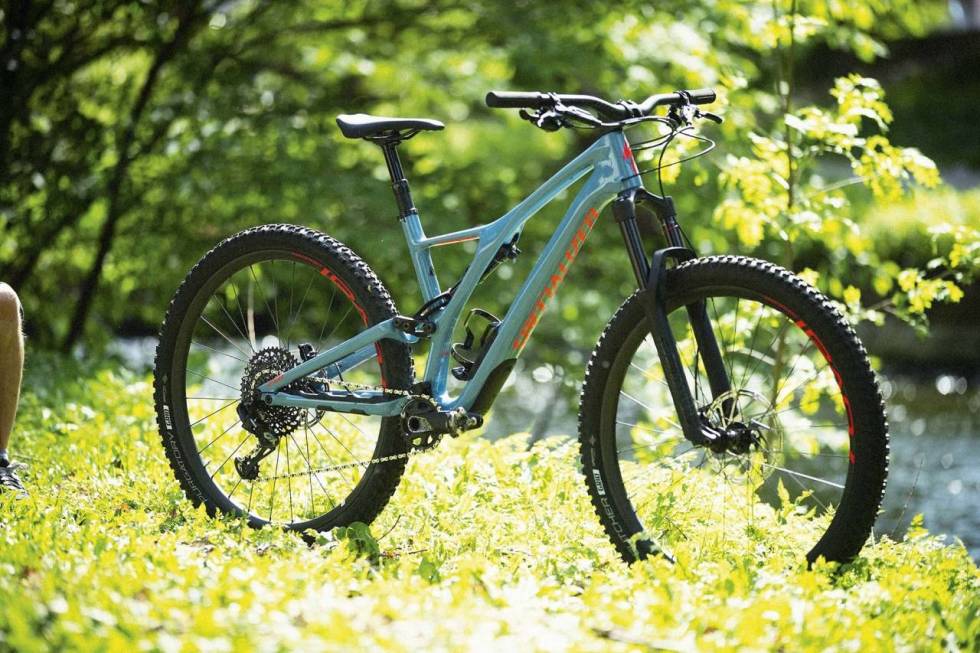 KLASSIKER: Specialized Stumpjumper av ymse årganger kan være et godt kjøp på bruktmarkedet. specialized stumpjumper brukt sykkel