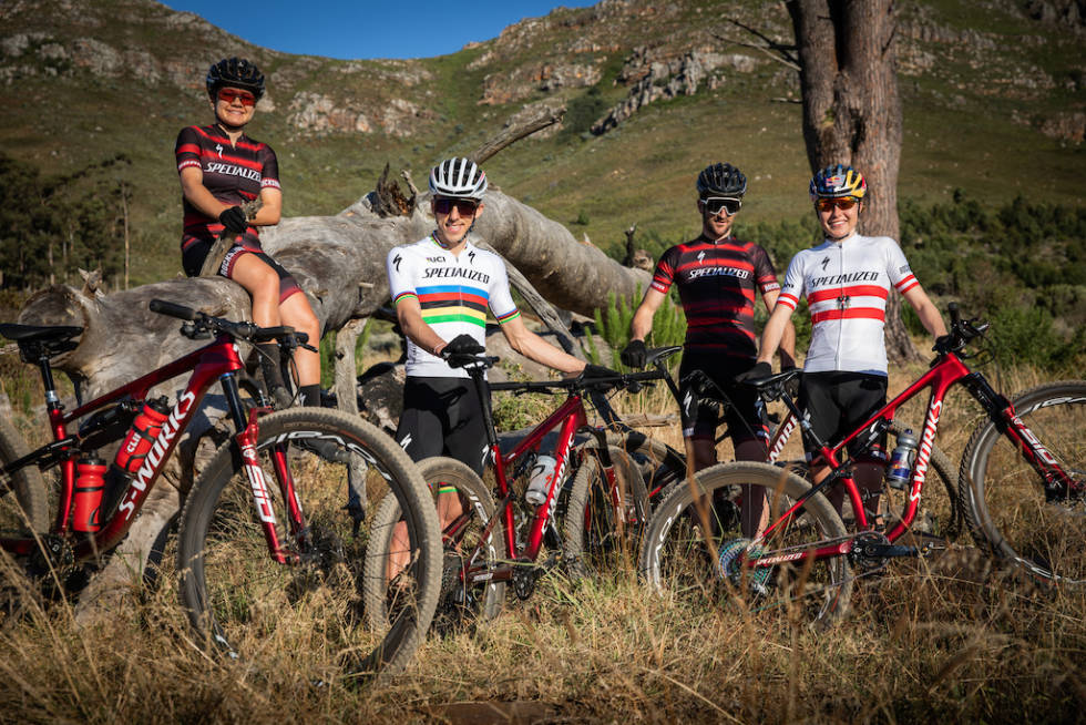 MESTERLAG: Team Specialized består i 2021 av Sina Frei, Jordan Sarrou, Gerhard Kershbaumer og Laura Stigger Team Specialized 2021