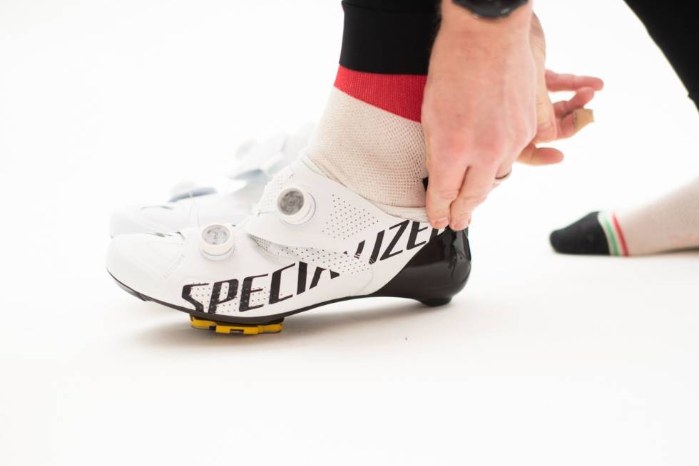 GODE PÅ: Nettingstrømpen inne i skoen er elastisk nok til at det er greit å få skoen på. Foto: Henrik Alpers Specialized Ares