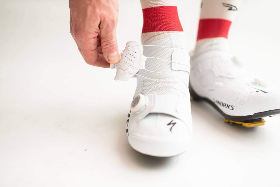 SLAKKING: For å løsne skoen trekker du i Boa-snellen. Foto: Henrik Alpers Specialized Ares
