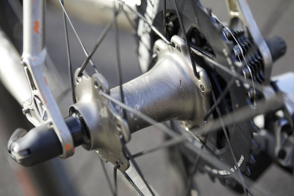 LAKKERTE NAV: Årets design innebærer lakkerte nav, som ripes opp for et røft racerbilutseende, før det klarlakkes. speedvagen surpris me