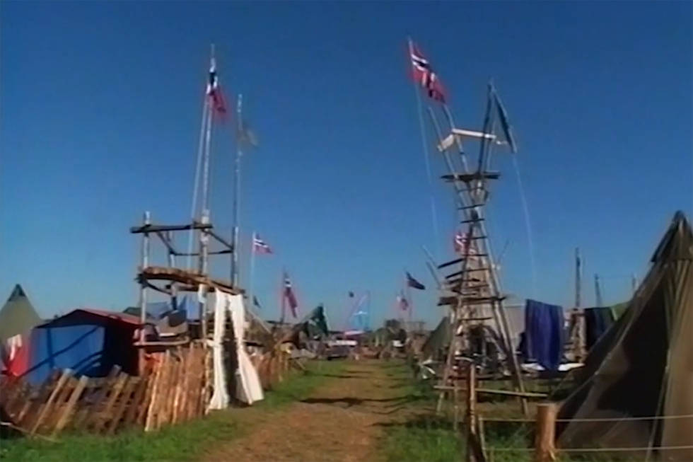 Surring av raier og planker er en spesialitet på speiderleir. Urban 2001 Fredrikstad