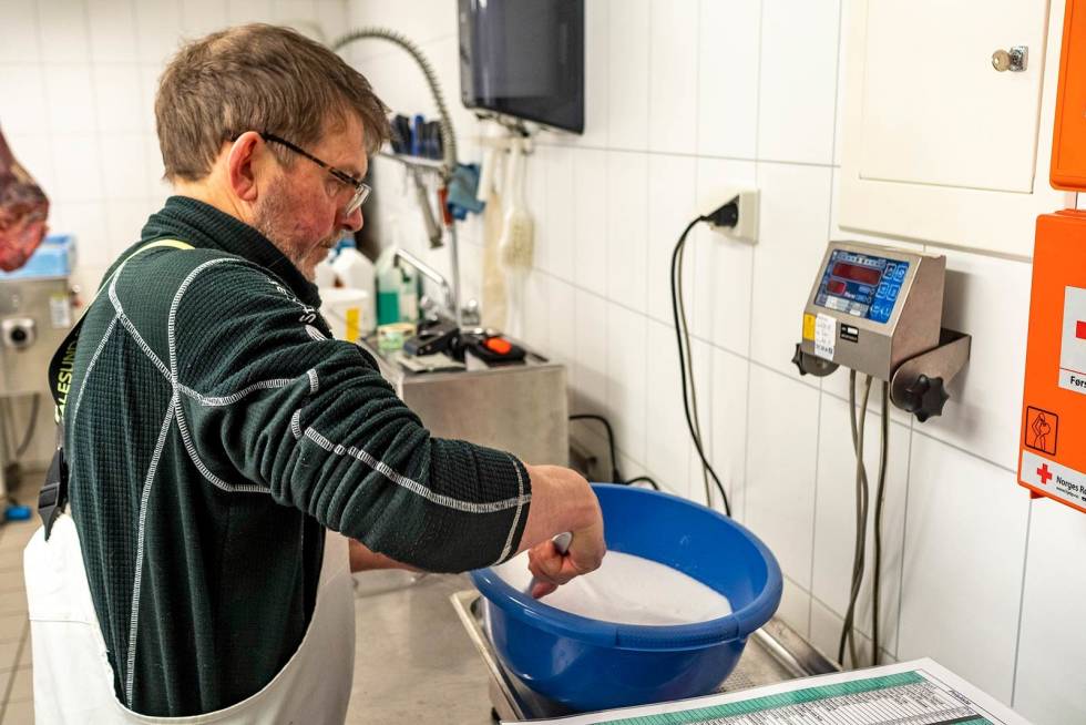 Saltmix: Bland 2 deler salt og 1 del sukker, som du tilsetter 4,5 prosent av i forhold til kjøttmengden. Spekeskinke-hjortevilt-lår-3