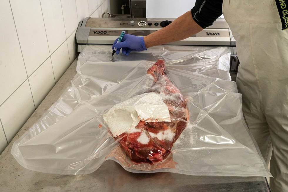 Klar for kos: Vakuumer posen, og legg gjerne ekstra plast eller padding over knoker som kan stikke hull på plasten. Husk å merke posen hvis du har flere skinker på gang samtidig. Spekeskinke-hjortevilt-lår-5