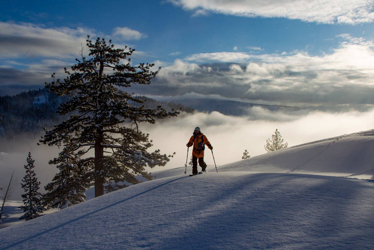 MER KOMFORTABELT PÅ TUR: En av de åpenbare fordelene med splitboard er at du ikke trenger å bære brettet på ryggen eller bruke truger. Turene kan dermed bli lengre og mer komfortable. Bilde Jones Snowboards Splitboard tur