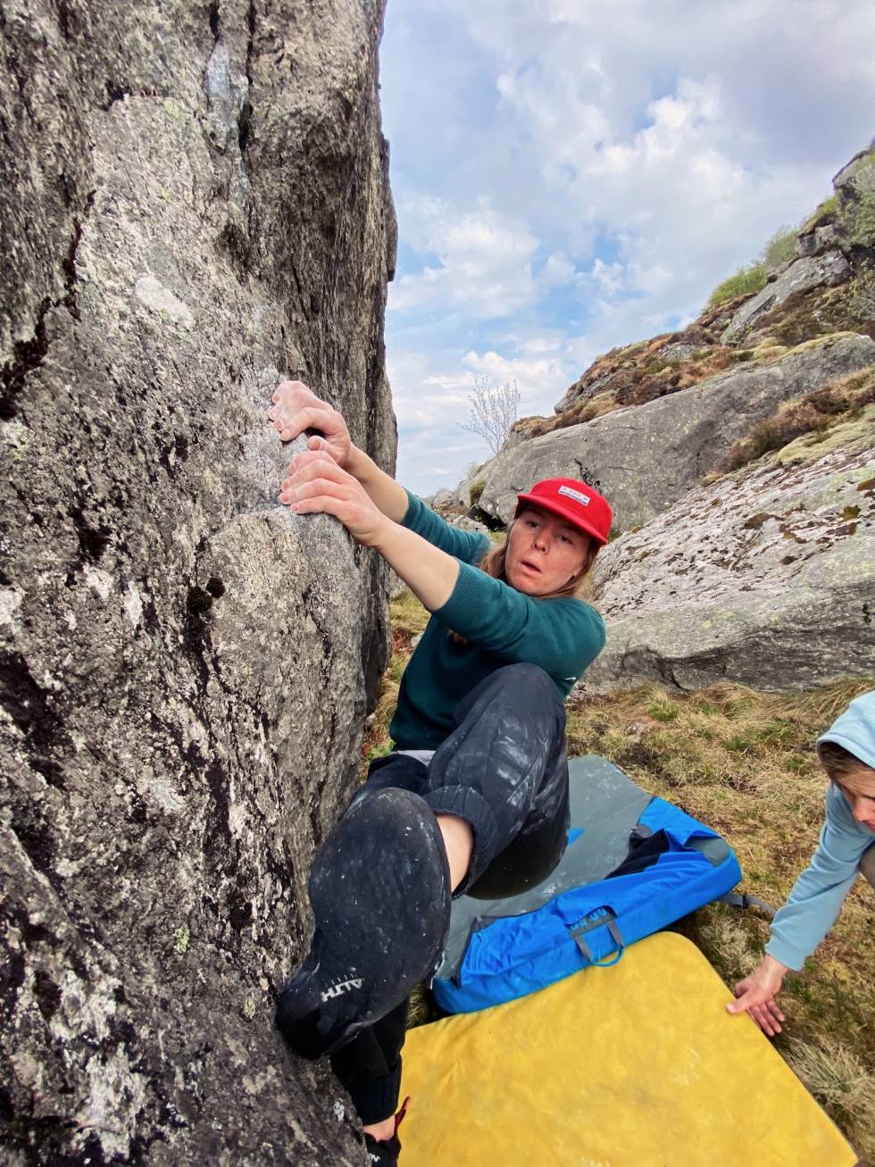 Foto: Tove Petterson SPOTTER. Det er viktig og trygt å ha noen bak deg når du klyver opp steinene. Foto. Tove Petterson