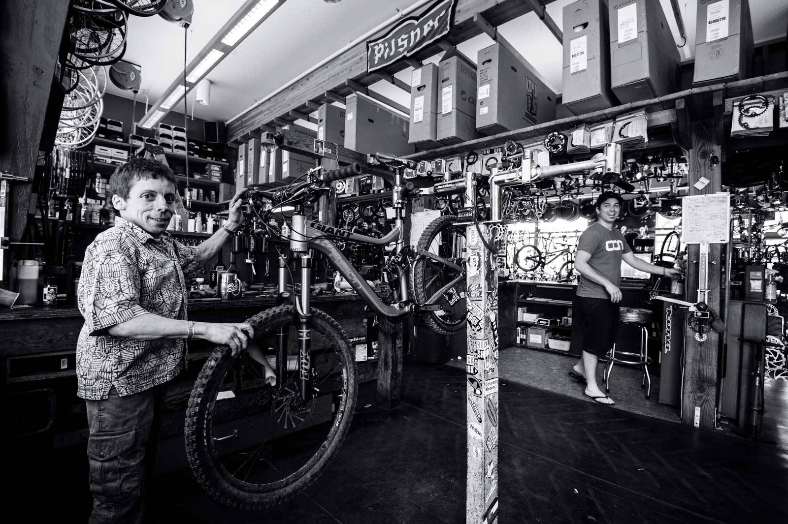 MED SIDEN STARTEN: Karismatiske P-Nut er en legendarisk sykkelmekaniker på Tantalus Bike Shop, Squamish´ eldste sykkelbutikk som ble startet i 1995. Squamish-Canada-Sti-10