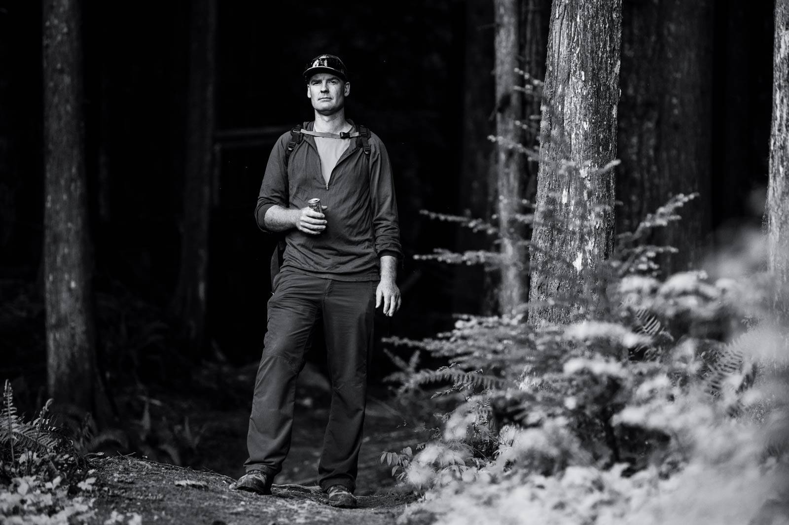 GUDFAREN: Ted Tempany driver firmaet Dream Wizards og er ansett som en av verdens fremste stibyggere. Big Red Ted som han kalles, har bodd i Squamish i 20 år og har satt sitt avtrykk på byen. Firmaet hans står bak flere av de klassiske stiene i Squamish, blant annet Half- og Full Nelson. Squamish-Canada-Sti-11