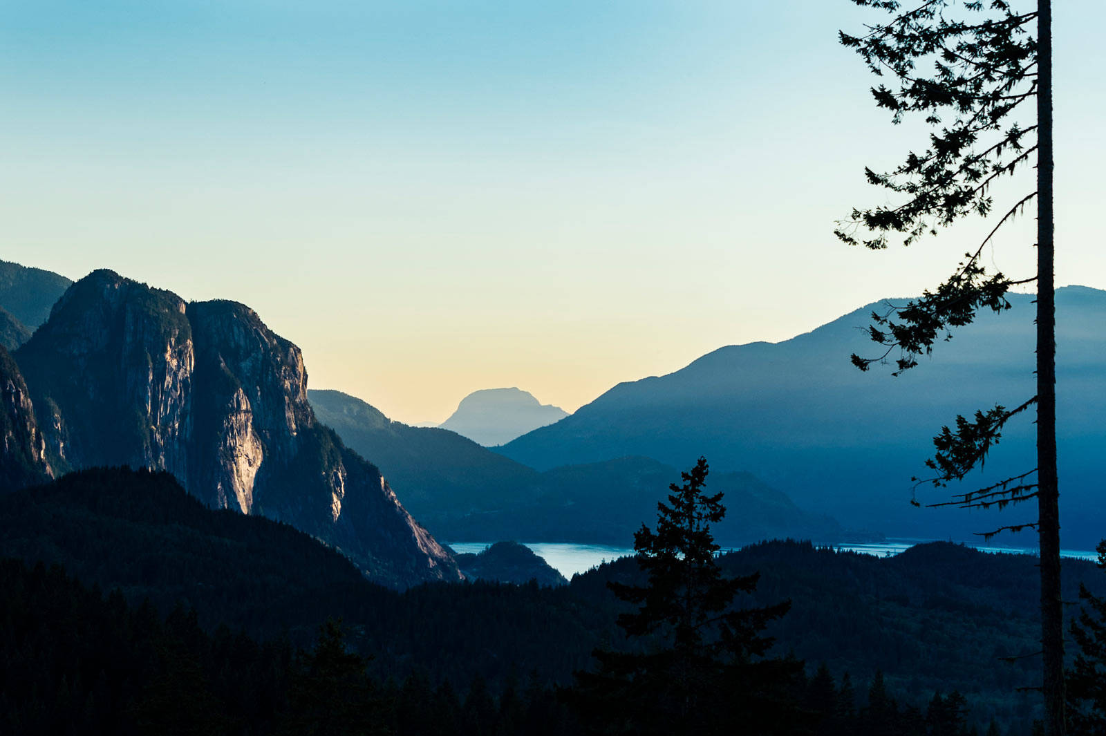 OVER BYEN: Mektige Stawamus Chief strekker seg rett opp fra Howe Sound 702 meter over havet, i utkanten av Squamish. Denne granitt-knausen er verdenskjent for klatring og fjellturer, og er selve landemerket i Squamish. Squamish-Canada-Sti-2