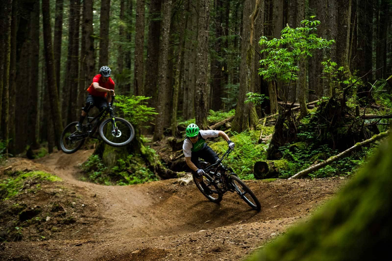 UTEN HEIS: Matt Ryan og Stepen Matthews på den lekne stien Half Nelson, Squamish´ egen bikepark-sti hvor du selv står for transporten opp. Squamish-Canada-Sti-3