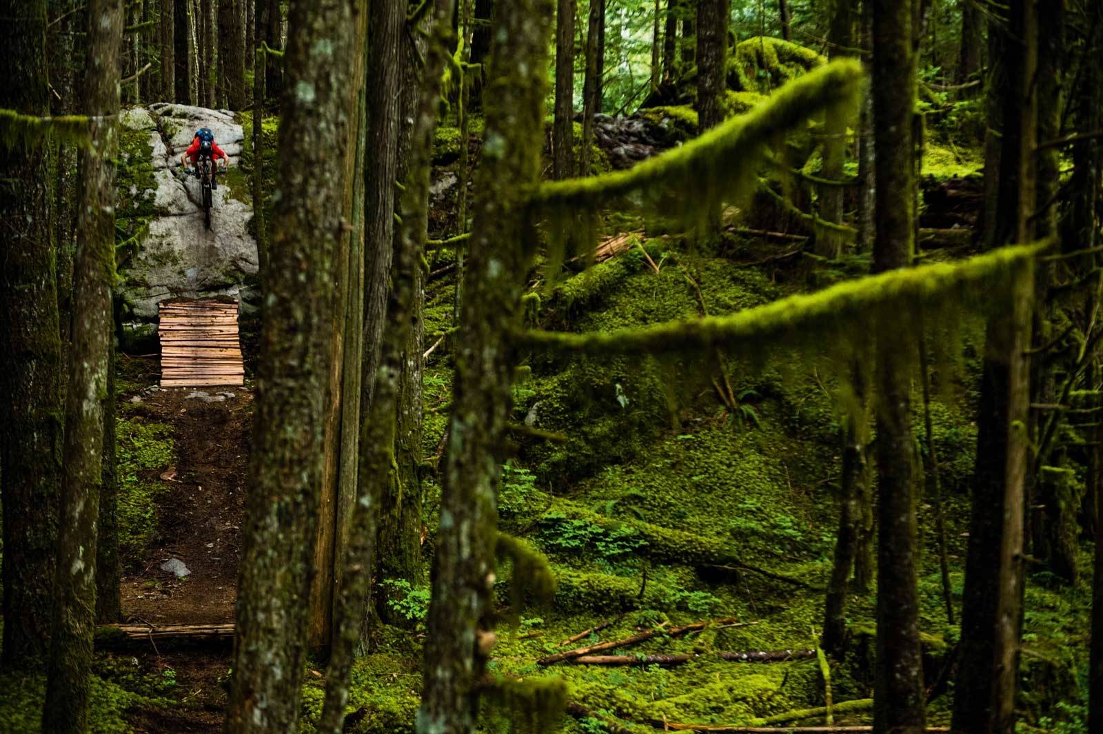 KJENNER HVER KROK: Treasure Trail er kjent som en av Squamish vanskeligste stier med mange tekniske partier og bratte hellninger. Matt Ryan har dog ingen problemer og ser like avslappet ut som vanlig når han sykler. Squamish-Canada-Sti-6