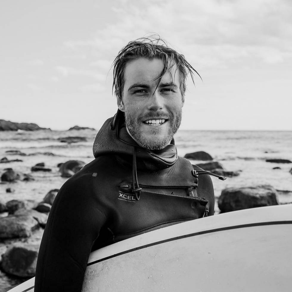 STÅLE SANDBECH: Sølvvinneren fra OL i Sotsji surfer ikke bare på snø. Han er ofte å se på Saltstein. Bilde: Privat Ståle Sandbech surf saltstein