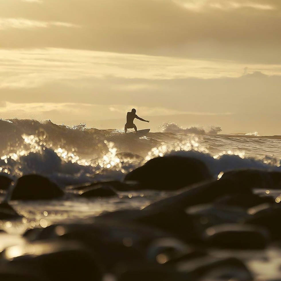 NÆRT OSLO: Utenom bsnowboardsesongen blir det mye surf på Ståle Sandbech. Ofte på Saltstein. Foto Morten Holbein Ståle Sandbech surfer Saltstein Foto Morten Holbein