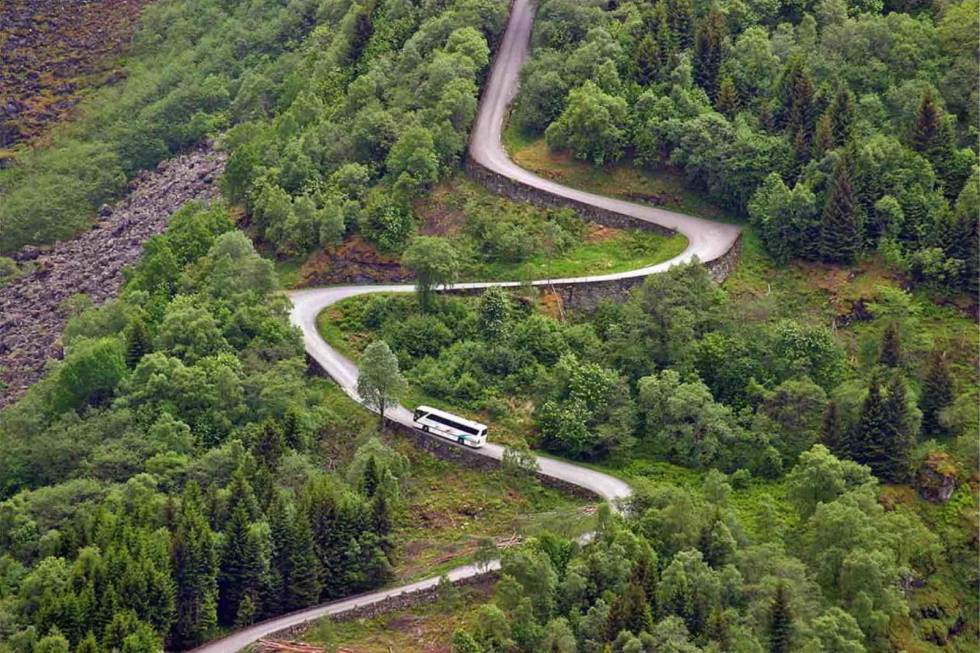 KUN NEDOVER: Stalheimskleiva er så bratt at det kun var lov for bussene å kjøre nedover. Nå har siste buss kjørt. Foto: Digitalt Museum. Stalheimskleiva-buss