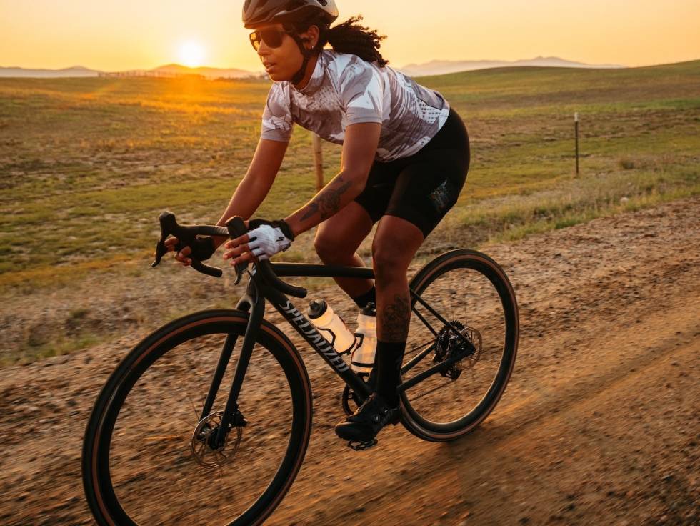 GRUSGLEDE: Det går an å nyte grussykling også uten tasker, vesker og skjegg. Specialized Crux 2022