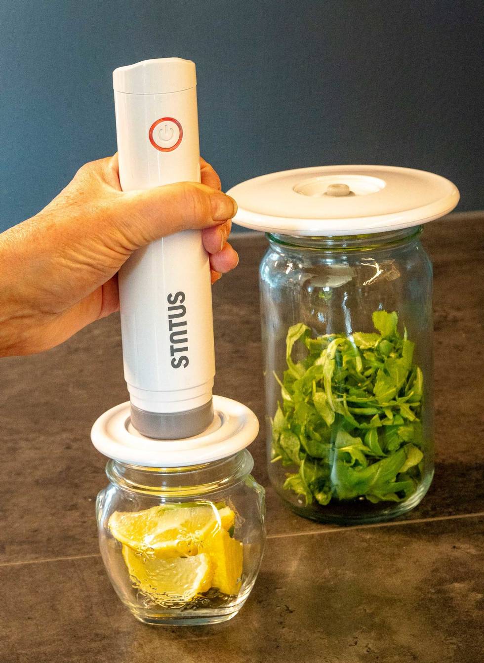 Universallokk: To lokk med ulik diameter kan brukes til andre glass, men vi har opplevd at det minste sliter med å holde vakuum over flere dager. Status-Innovation-vakuumpumpe-3