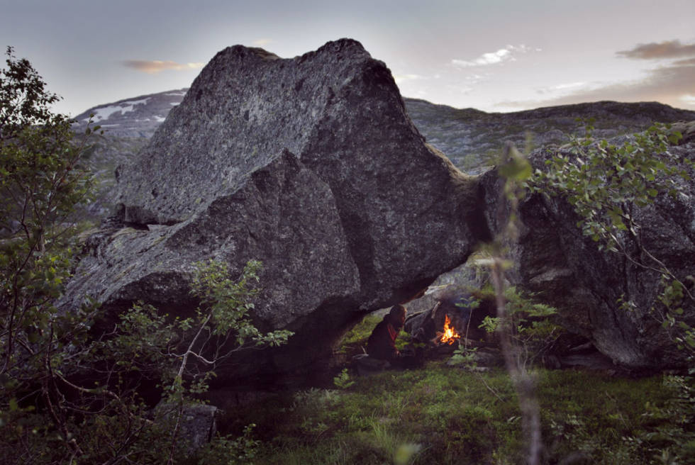 Steinhellere kan være fantastiske overnattingssteder, og de har gjerne vært i bruk i hundrevis av år. Foto fra boken. Steinheller sove ute utemagasinet marius nergård pettersen