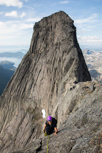 RYGGTRAVERS: Tuen opp på Stetind er først og fremst er ryggtravers. Her er Siv-Elin Skogen på vei tilbake fra toppen. Foto: Tore Meirik stetind klatring
