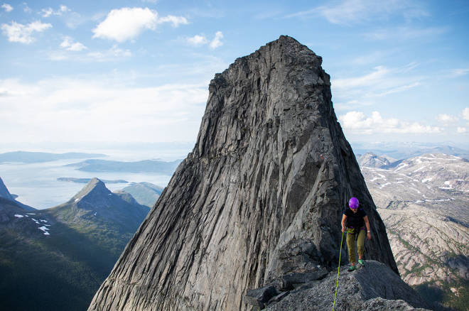 På Sydøsteggens luftigste passasje med Mysosten og toppen i bakgrunnen. Her er det kjekt med tørt føre, for det er veeeeeeeldig langt ned på begge sider. Foto: Tore Meirik klatring Stetind
