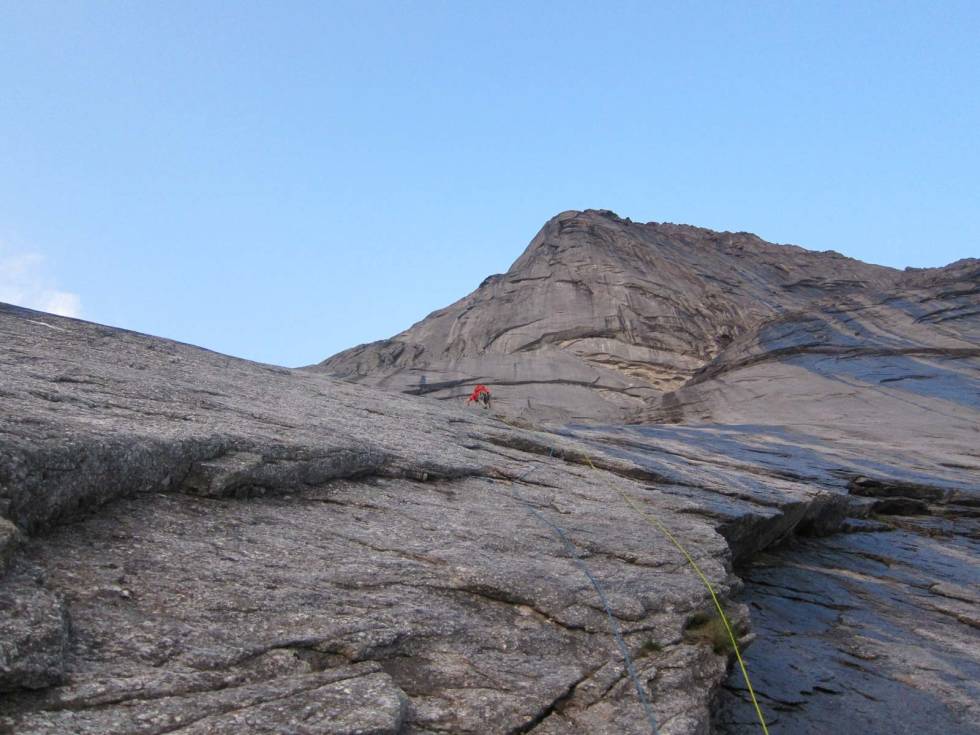 Runout: Steinar Grynning på vei opp den svært dårlig sikra cruxtaulengden ut fra Buddhaamfiet. Foto: Mats P. Mosti Stetind-Klatring-2