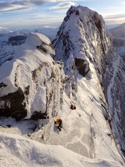 VINTER: Mysosten forseres. Halls fortopp i bakgrunnen. Foto: Kristian Vindvik VINTER: Mysosten forseres. Halls fortopp i bakgrunnen. Foto: Kristian Vindvik