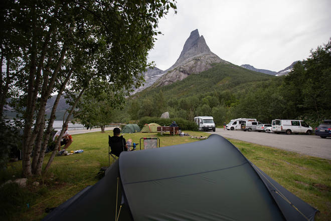 UTSIKT FRA CAMPINGEN: Stetinden rager over camping- og parkeringsplassen ved riksvei 827. Foto: Siv-Elin Skogen Stetind klatring