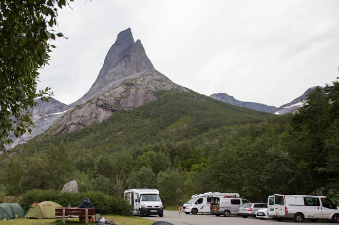 Stetinden sett fra parkeringsplassen hvor anmarsjen til de aller fleste rutene starter. Foto: Tore Meirik Stetind klatring