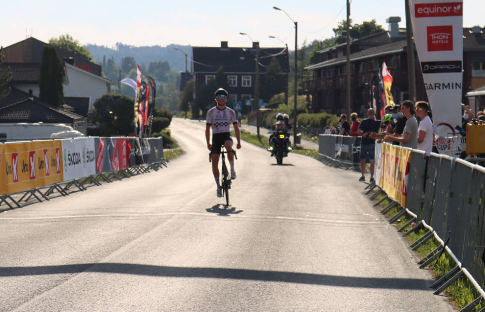 SOLO: I ensom majestet kunne Stian Edvardsen-Fredheim juble over seier. Foto: Henrik Einangshaug Stian Fredheim norgescup fellesstart landevei skatval