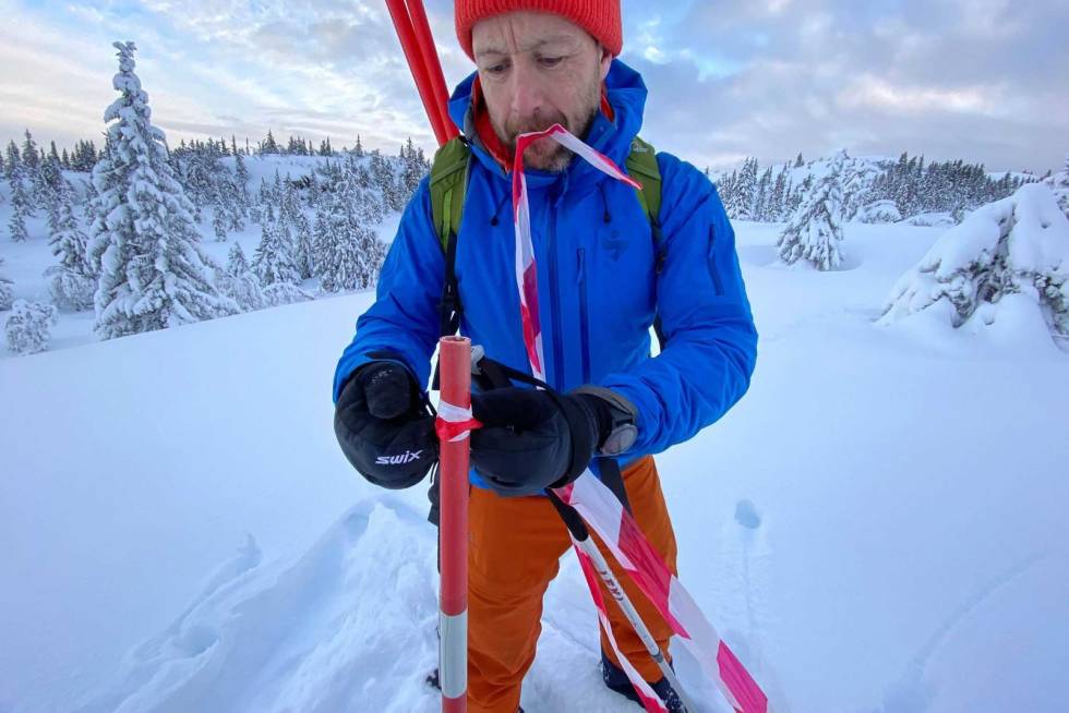 MERKING: Ove Grøndal merker av punkter som skal brukes som depot for masser stibyggerne trenger for å bygge sti når våren kommer. Foto: Trailhead Nesbyen/Knut Lønnqvist stibygging nesbyen merkin