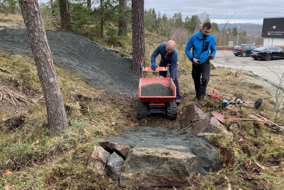 FRIVILLIG INNSATS: Rundbaneløypa i Son har blitt vesentlig billigere enn forventet, takket være iherdig dugnadsinnsats fra de frivillige i klubben. Foto: Henrik Smith Stibygging I Son ny rundbaneløype og ferdighetsanlegg