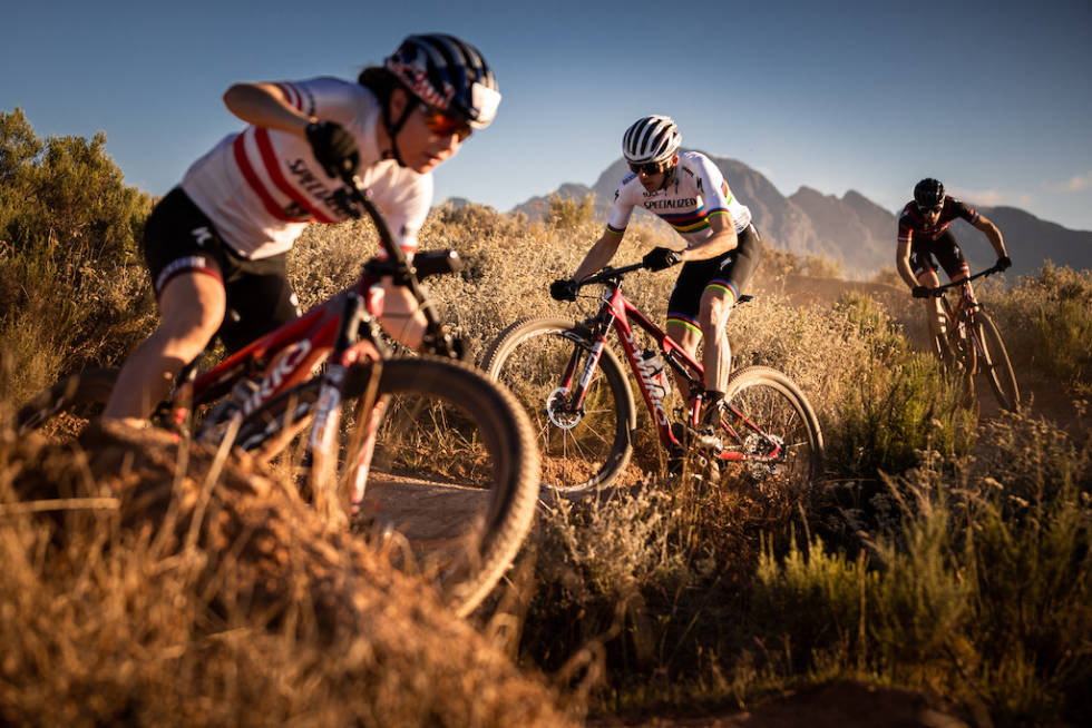 STERKT LAG: Laura Stigger, Jordan Sarrou og Gerhard Keraschbaumer skal alle sykle for Specialized i 2021. Team Specialized 2021
