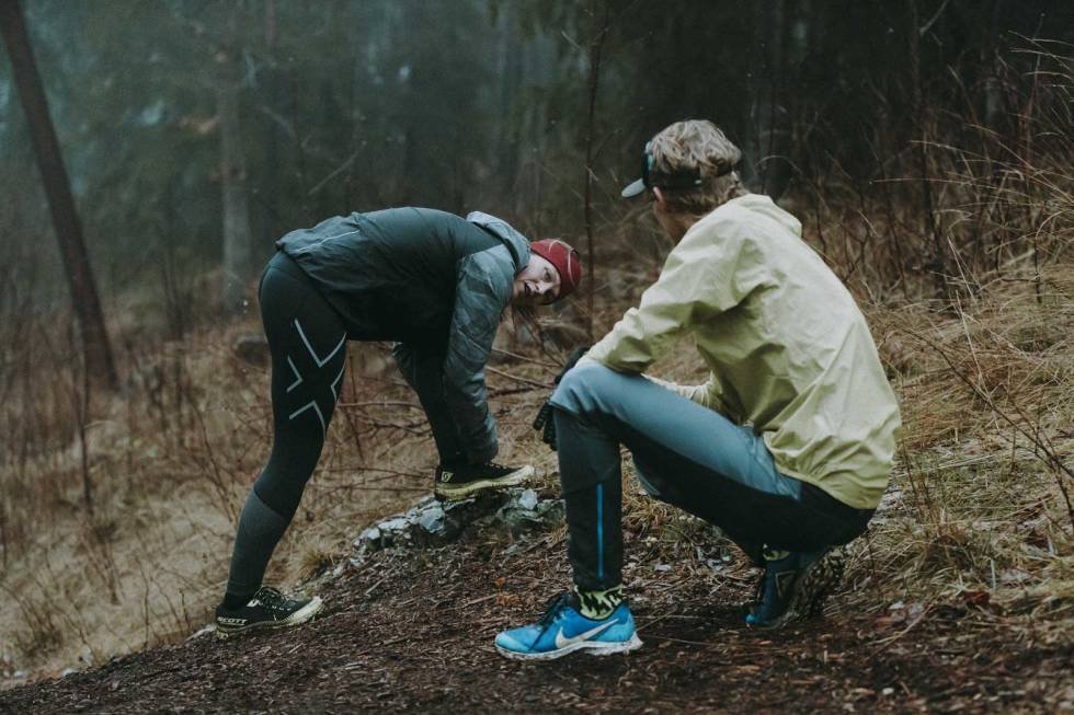 MED NØDJAKKE: En liten, pakkbar jakke kan holde deg varm i pausene, eller hvis været slår om. Foto: Kristoffer H. Kippernes Løping i skogen