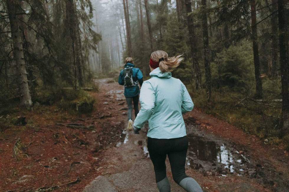 UT PÅ TUR: Løping i skogen er både sosialt og gøy, også i litt dårlig vær. Foto: Kristoffer H. Kippernes Løping i skogen