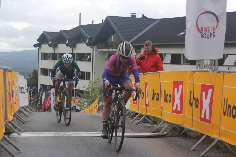SPURTOPPGJØR: Amalie Lutro og Stine Borgli gjorde opp om resten av damepallen. Foto: Ingeborg Scheve tour te fjells 2020
