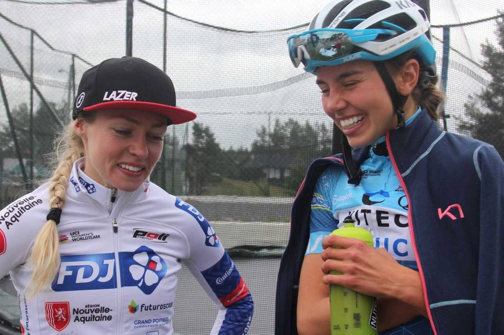 IMPONERT: Både World Tour-proffen Stine Borgli og Amalie Lutro fra Hitec er imponert over juniorjenta som var nummer tre over streken på dagens etappe i Tour te Fjells. Foto: Ingeborg Scheve Stine Borgli Amalie Lutro Tour te Fjells 2020