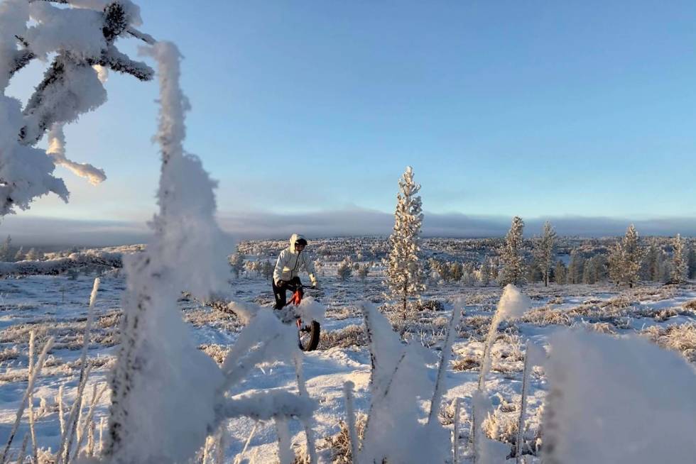 VINTERSTEMNING: Fatbiken kan være et fint redskap mens det ennå er for lite snø til å gå på ski. Foto: Privat fatbike røros